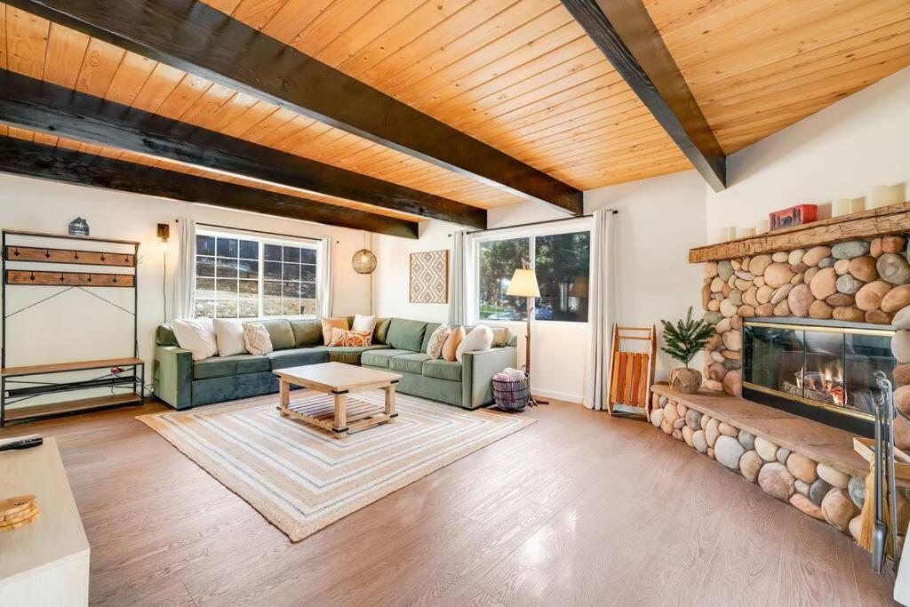 Pine Den Cabin: Arcade+fire Pit+bbq Holiday home Sugarloaf