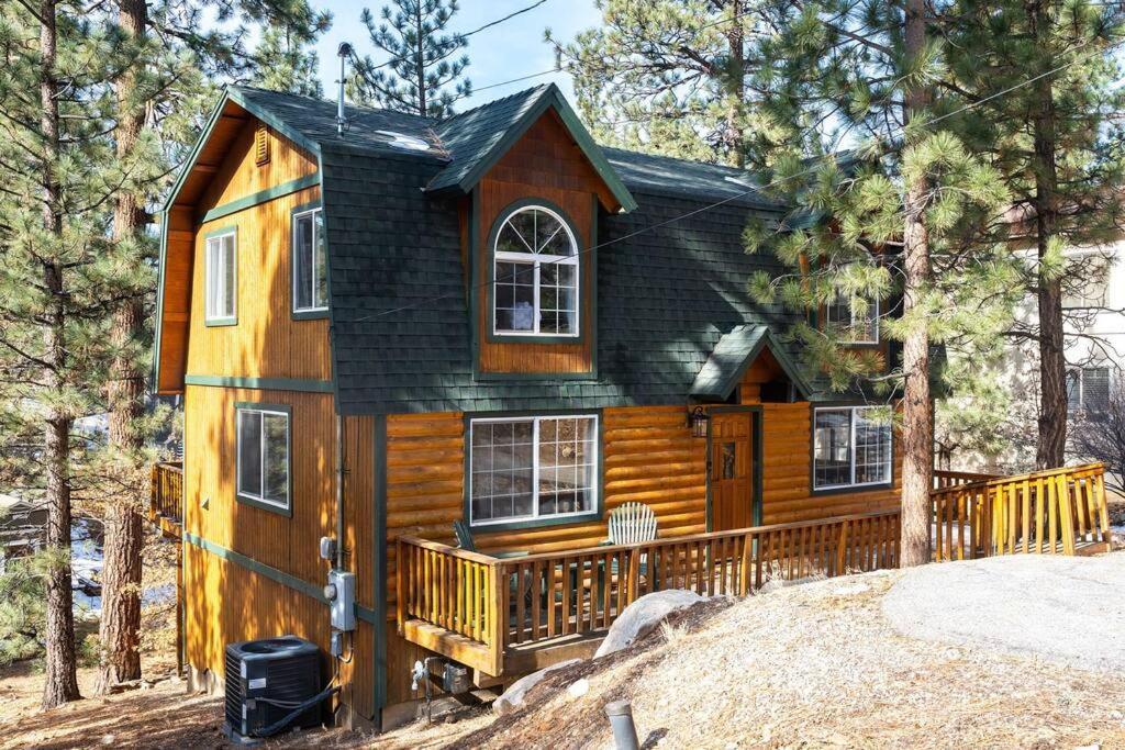 Pine Den Cabin: Arcade+fire Pit+bbq Holiday home Sugarloaf