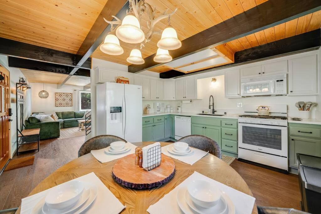 Pine Den Cabin: Arcade+fire Pit+bbq Casa vacanze