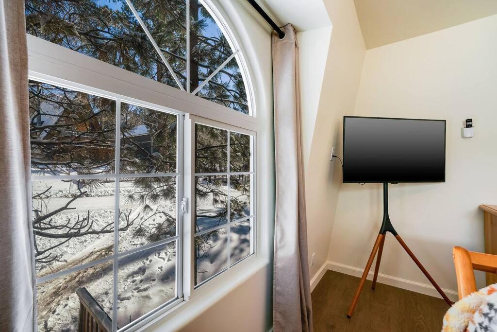 Pine Den Cabin: Arcade+fire Pit+bbq Holiday home Sugarloaf