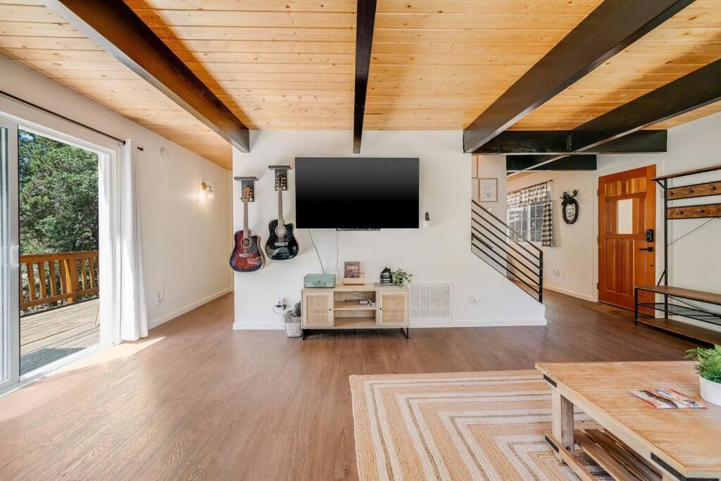 Pine Den Cabin: Arcade+fire Pit+bbq Holiday home Sugarloaf